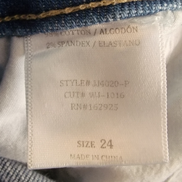 Glitzy girl distressed denim shorts - Picture 4 of 4